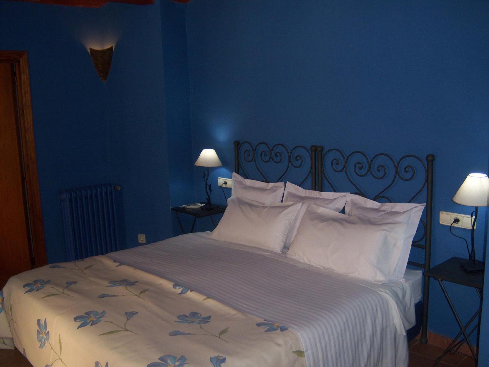 Les Velles Escoles Hotel Les Irles Bagian luar foto