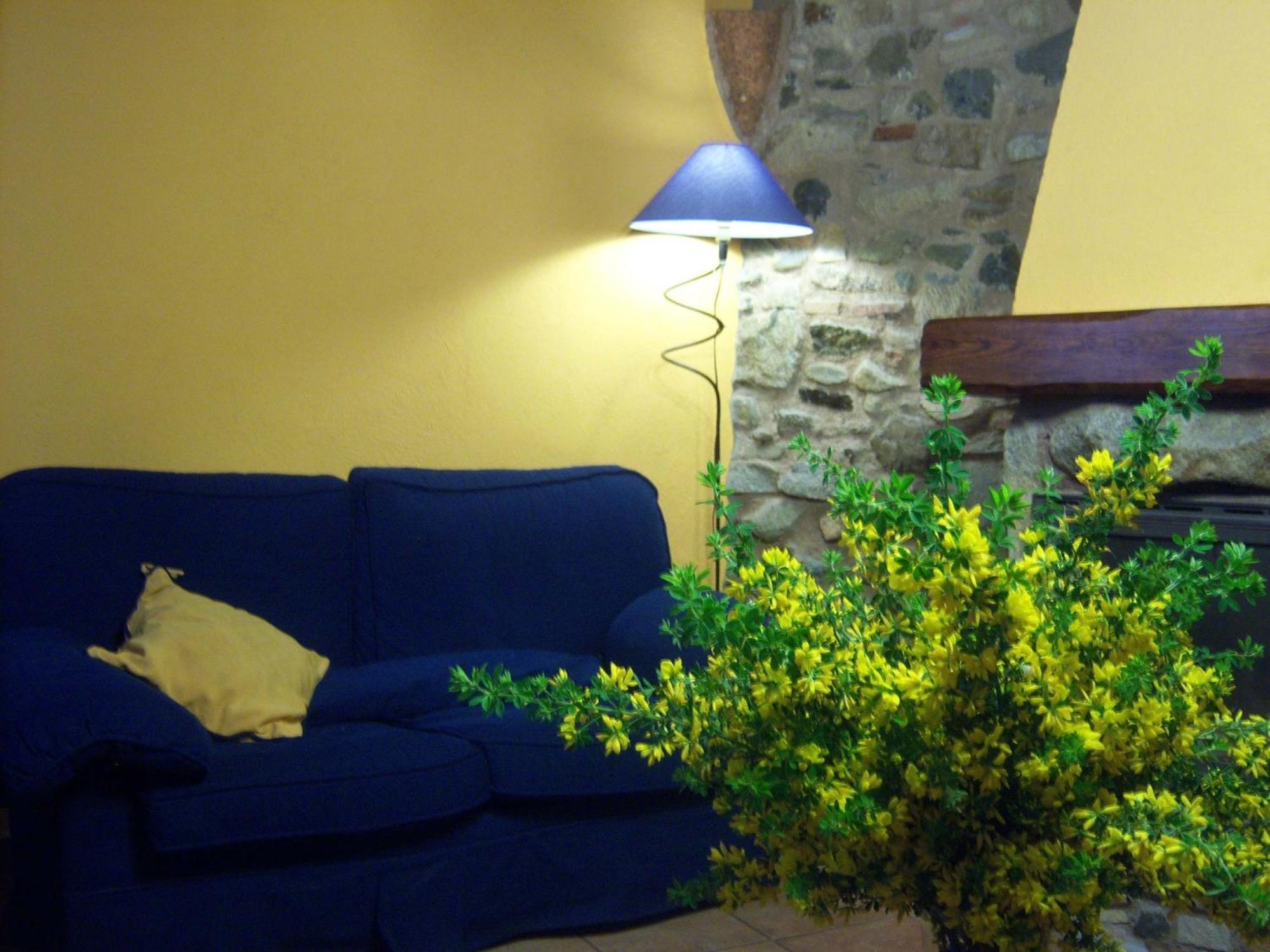 Les Velles Escoles Hotel Les Irles Bagian luar foto