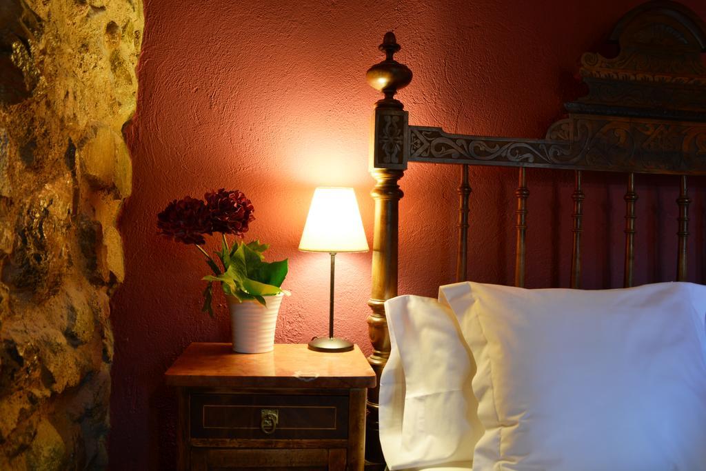 Les Velles Escoles Hotel Les Irles Bagian luar foto