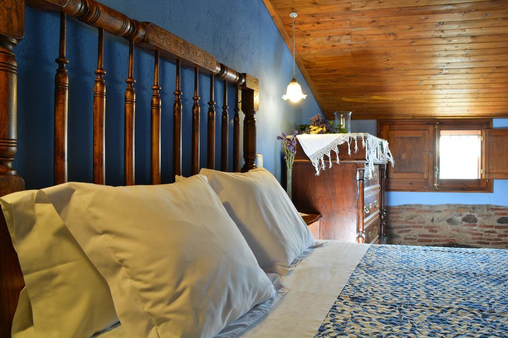 Les Velles Escoles Hotel Les Irles Bagian luar foto